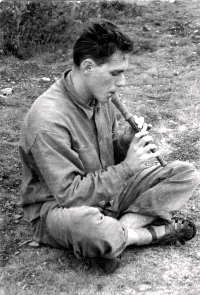 1957 LT Belá, Bedřich hraje na flétnu